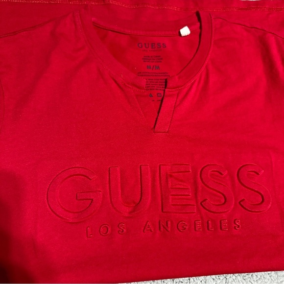 GUESS Red Embossed Logo Tee Size M Men’s Short Sleeve T-Shirt Los Angeles - Picture 3 of 5